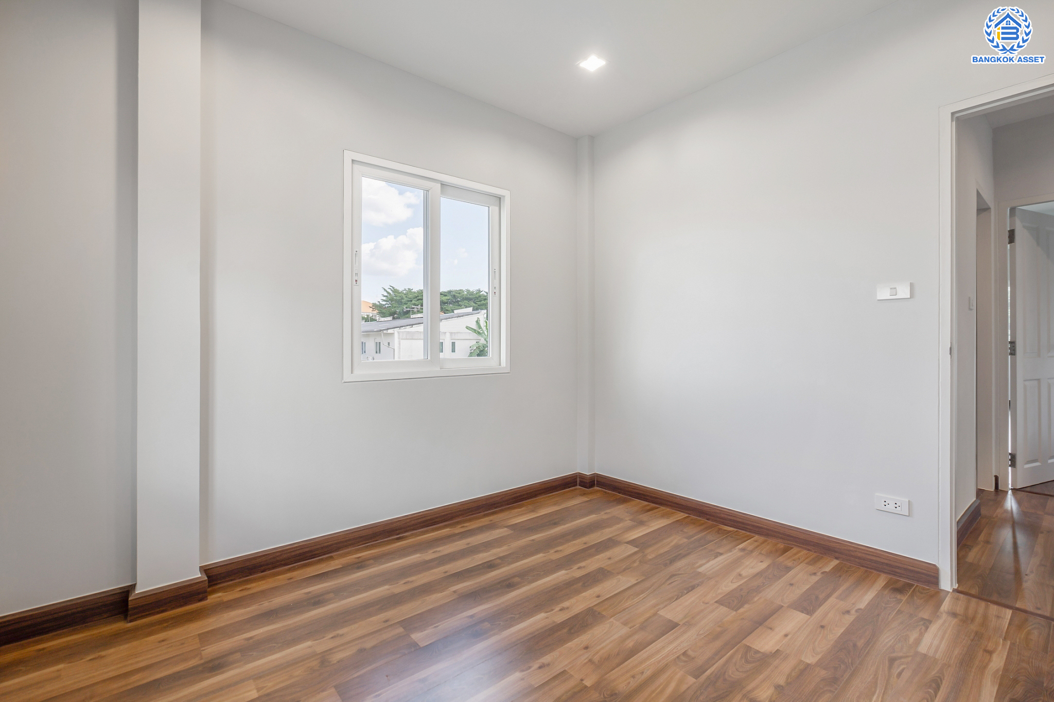 บ้านมือสองตกแต่งใหม่ ม.เศรณี คาซ่า ดอนเมือง บ้านเดี่ยว หลังมุม เนื้อที่ 56.2 ตร.ว. ฟังก์ชันจัดเต็ม 5 ห้องนอน 5 ห้องน้ำ 1 ห้องอเนกประสงค์ จอดรถได้ 2 คัน พร้อมมีพื้นที่สีเขียวที่ให้คุณจัดมุมพักผ่อนเล็กๆ ได้ชิลๆ ราคาคุ้มสุดในย่านนี้! ใกล้สนามบินดอนเมือง, ทางด่วน "ศรีสมาน" และรถไฟฟ้าสายสีแดง "สถานีดอนเมือง"